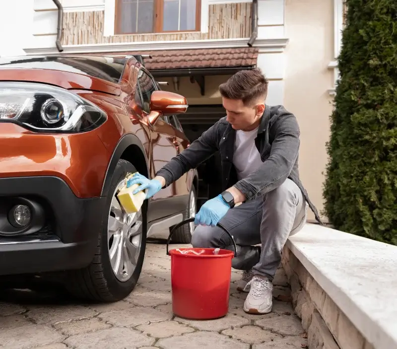 Lavage auto à domicile Lembeye : professionnel intervenant sur un véhicule